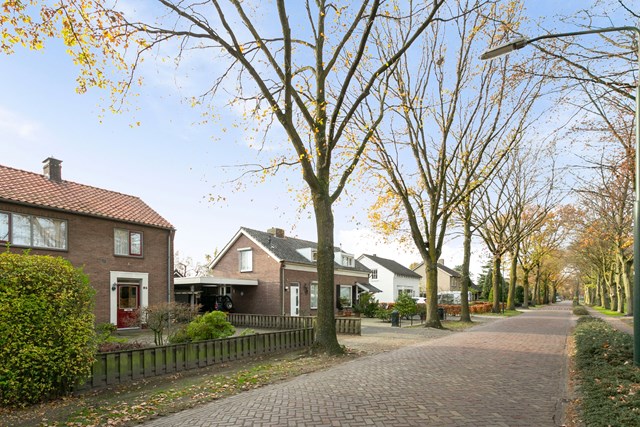 De woning ligt aan de Oude Dijk; een rustige straat met (half)vrijstaande woningen.
