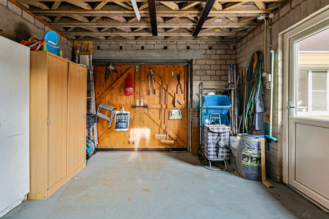De garage is in spouw uitgevoerd en is een erg praktische ruimte.