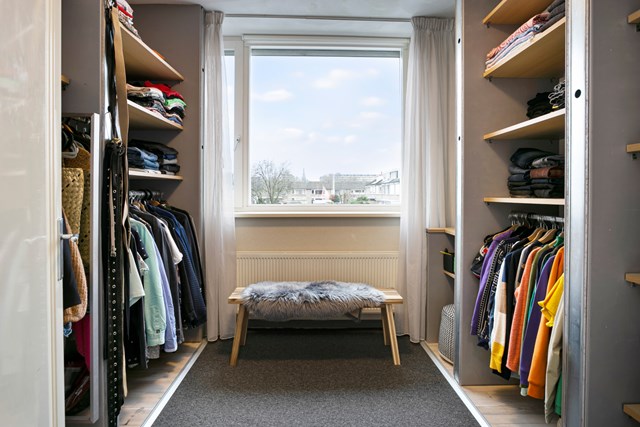 De kleinste slaapkamer op de eerste verdieping is nu als kledingkamer in gebruik; uw hele garderobe in één oogopslag in beeld!