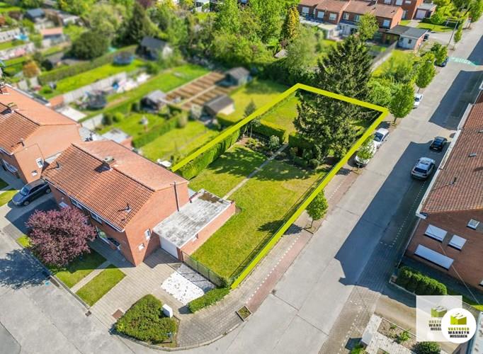 Ruime hoekwoning met grote tuin, garage en 3 slaapkamers op centrale ligging te Roeselare 