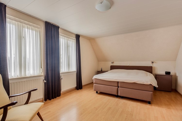 De grootste slaapkamer is gelegen aan de voorzijde, over de gehele breedte van de woning. Met een laminaatvloer, spachtelputz wanden en een MDF plafond met inbouwspots. 