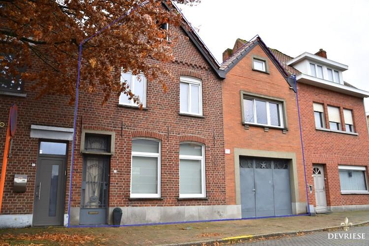 Woning met 4 slaapkamers, garage en tuin nabij centrum Wevelgem 