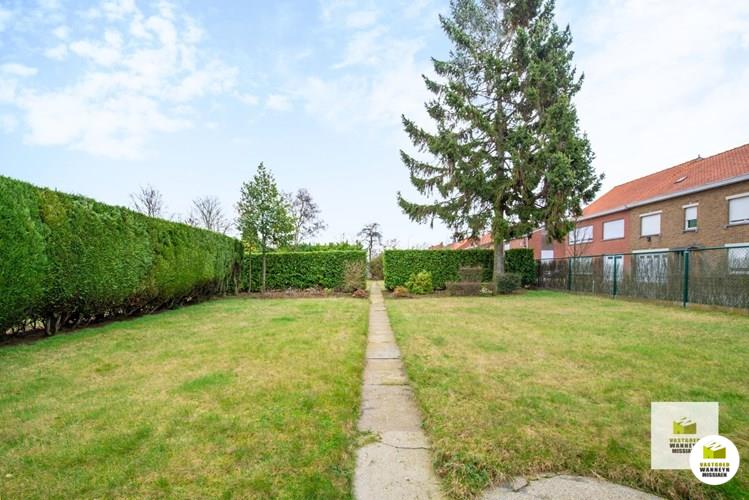 Ruime hoekwoning met grote tuin, garage en 3 slaapkamers op centrale ligging te Roeselare 