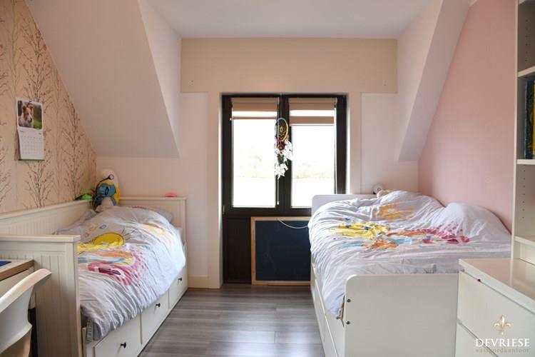 Instapklare gezinswoning met 2 slaapkamers en dressing, garage en tuin te Ooigem 