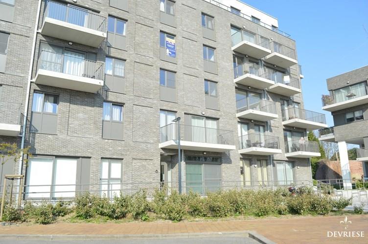Gelijkvloers appartement met 2 slaapkamers en ruim terras in centrum Gullegem 