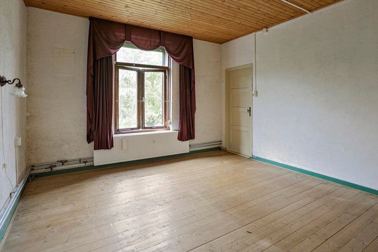 Op niveau 2 ligt een ruime   slaapkamer met een planken vloer, stucwerk wanden en een schroten plafond. Daglicht via een hardhouten kozijn met enkele beglazing en een rolluik.