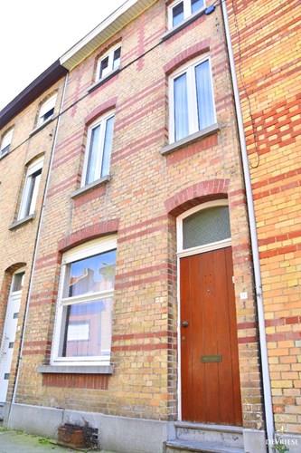 Te renoveren woning met 3 slaapkamers te koop in Kortrijk 