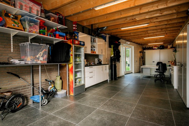 Een goed onderhouden vrijstaande woning met zonnepanelen en een verrassend ruime garage en een serre! 