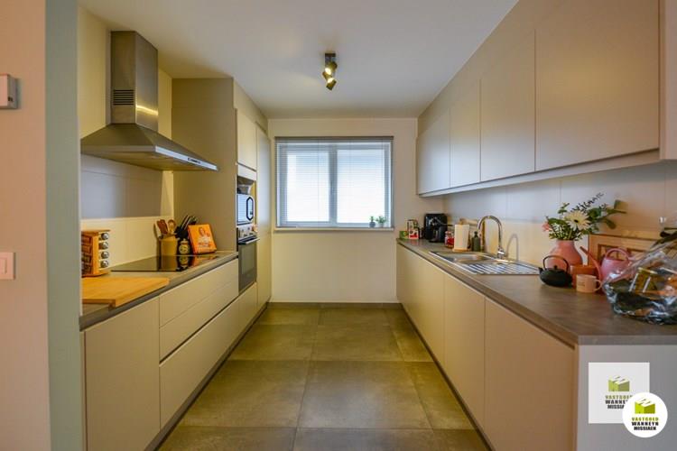 Recent en energiezuinig 2slpk appartement met ruime tuin en ondergrondse staanplaats nabij station Beernem 