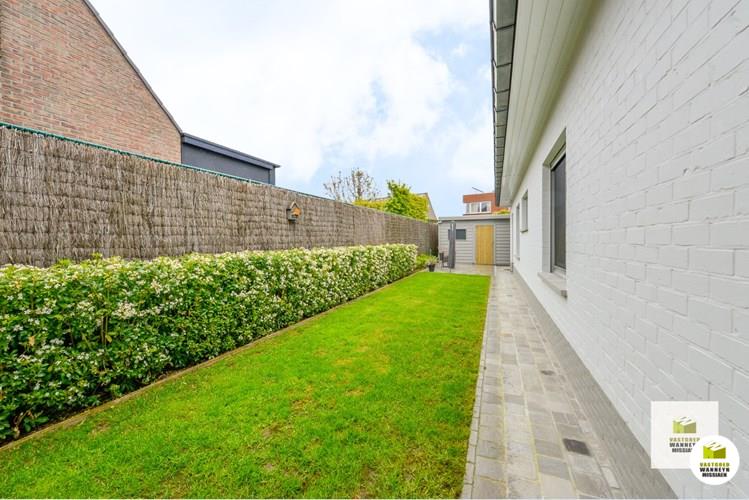 Gerenoveerde gelijkvloerse alleenstaande woning met 3 slaapkamers, garage en tuin vlakbij &#39;t Veld 