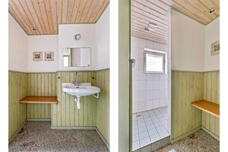 Vanuit de bijkeuken toegang tot een gedeeltelijk betegeld toilet en een volledig, licht betegelde doucheruimte en een wastafel. Natuurlijke ventilatie middels een raampje met dubbele beglazing. 