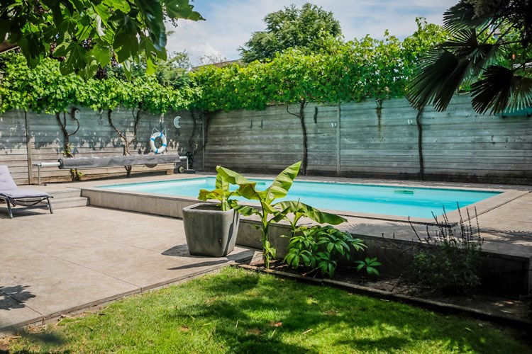 Gelegen in Kaatsheuvel ligt deze ruime vrijstaande woning met eigen oprit naar de garage, ruime achtertuin met zwembad. 