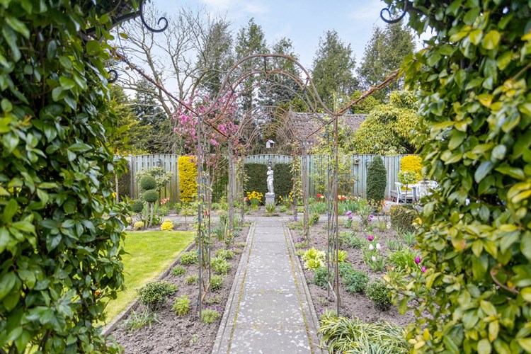 Deze fijne achtertuin biedt veel privacy! Met meerdere zithoeken voor optimaal kunnen genieten van deze mooi aangelegde tuin..