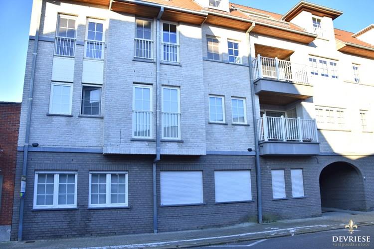 Recent appartement met 1 slaapkamer, tuin en garage in Kortrijk-centrum 