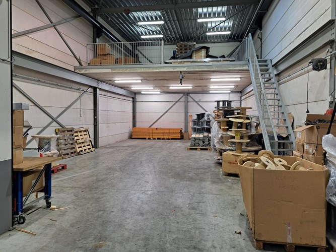 Bedrijfsruimte met een monoliet-/staalvezelvloer met een gemiddelde dikte van 130 mm.