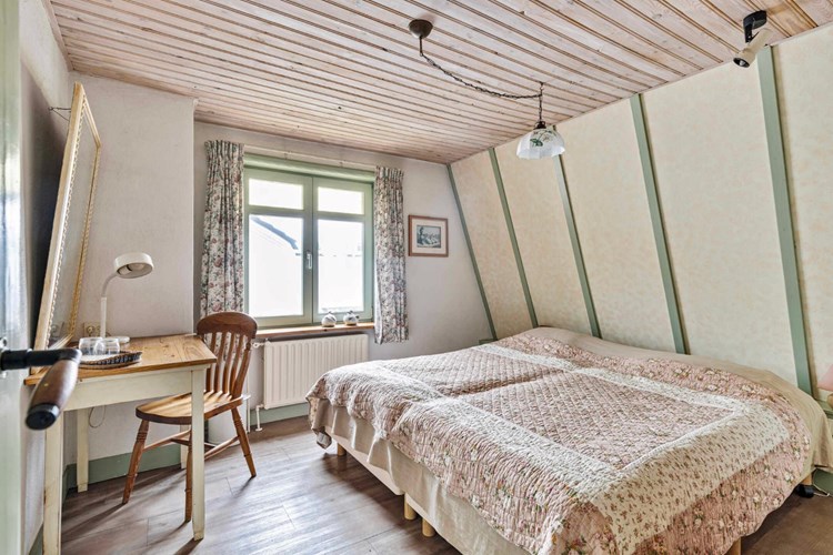Slaapkamer gelegen aan de voorzijde, met een PVC-vloer, stucwerk wanden en een kraaldelen plafond. Daglicht via een hardhouten raamkozijn (draai-/kiep) met dubbele beglazing. 