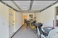 Inkom - inpandige garage met fietsenstalling 