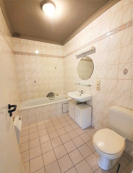Badkamer met ligbad, toilet en lavabo