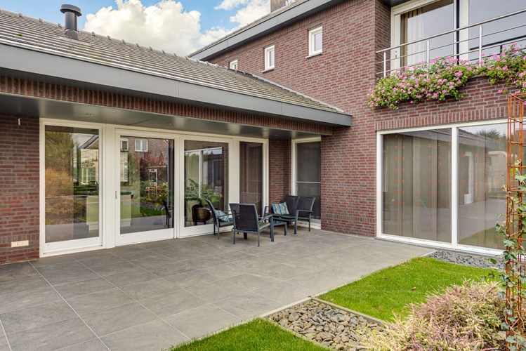 Jonge luxe afgewerkte vrijstaande villa met onder andere een inpandige garage, balkon en buitenverblijf. 