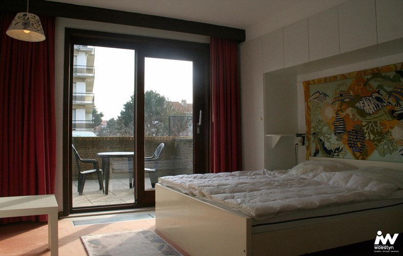 Appartement met groot zongericht terras en lateraal zeezicht in De Haan. 