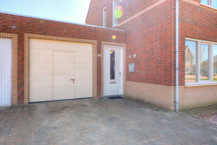 Halfvrijstaande woning met ruime inpandig bereikbare garage gelegen in nieuwbouwwijk Reppelveld 