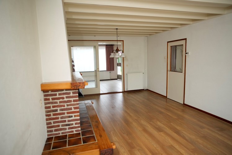 Vanuit de entree met een deur met glas naar de woonkamer (ca. 27 m²). 