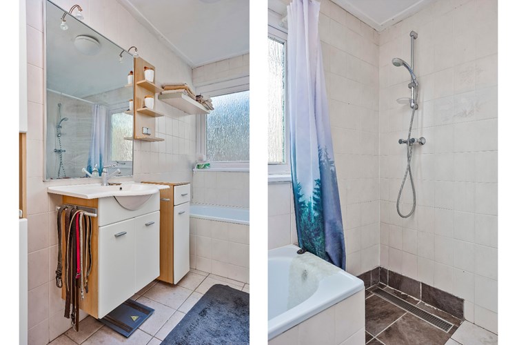 Verder een inloopdouche en een badmeubel met een vaste wastafel en een spiegel met verlichting. Badkamer nog te moderniseren. 