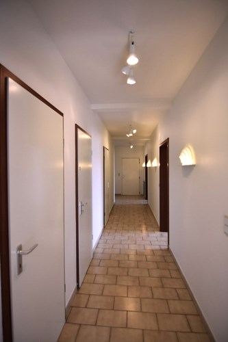 Ruim hoekappartement tegenover De Coninckplein 