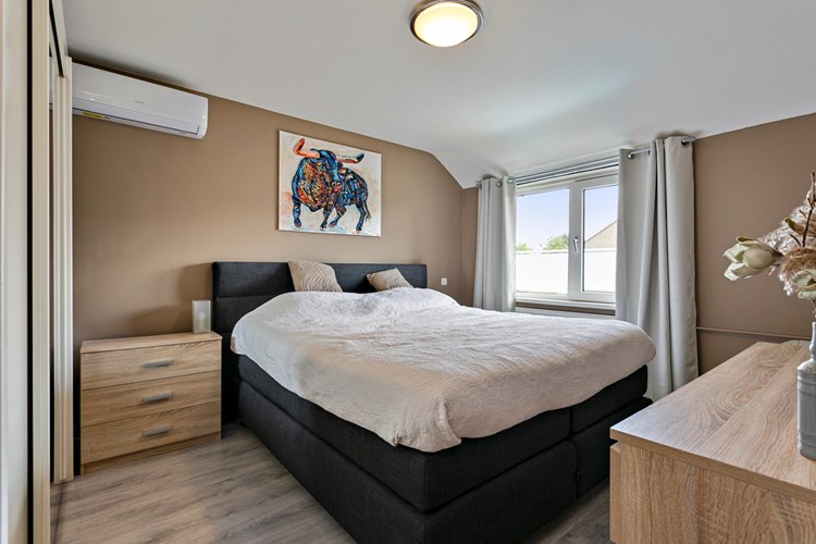 Slaapkamer gelegen aan de achterzijde, met een laminaatvloer, stucwerk wanden en -plafond. Met een radiator en een airco-unit. Daglicht via een kunststof raamkozijn (draai-/kiep) met dubbele beglazing. 