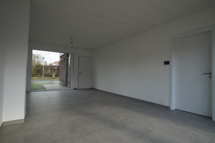Gerenoveerde halfopen bebouwing met 4 slaapkamers, garage en tuin te Diksmuide 
