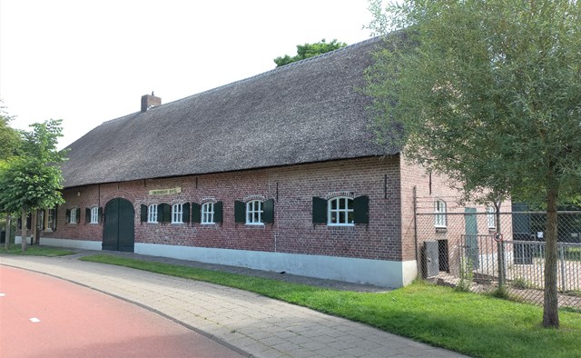 De Kinderboerderij is een karakteristieke riet-gedekte Brabantse langgevelboerderij en is gelegen aan een fietspad en voetpad