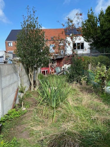 Te renoveren stadswoning met ruime tuin en bouwgrond voor garage 