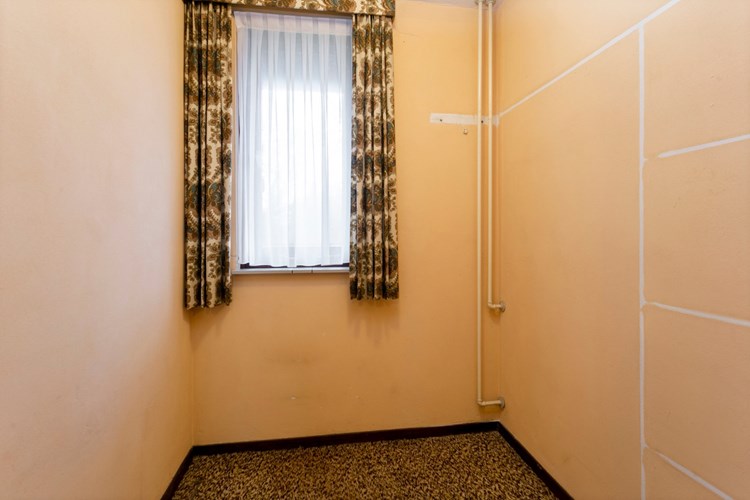 Dit bergkamertje is gelegen naast de badkamer. De ernaast gelegen badkamer is hierdoor eenvoudig te vergroten door deze ruimte erbij te betrekken. 