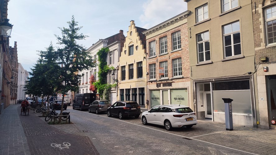 Brugge centrum: ingericht handelspand met mog. woonst 