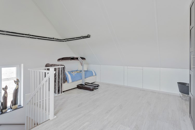 De zeer ruime zolderkamer is voorzien van een laminaatvloer en een groot Velux dakraam. Mogelijkheid voor een extra slaap-/hobbykamer.