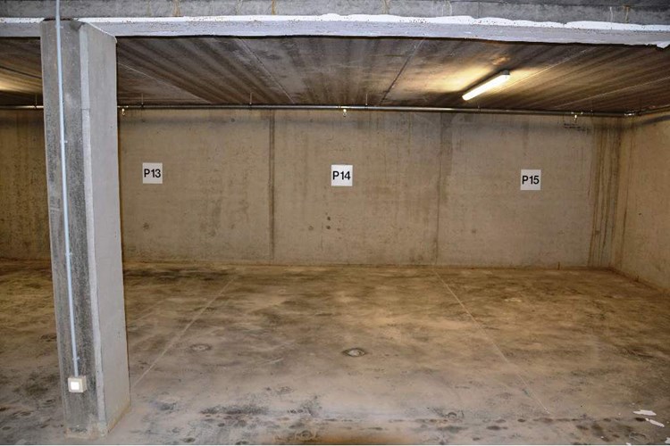 Diverse autostaanplaatsen in ondergrondse garage 