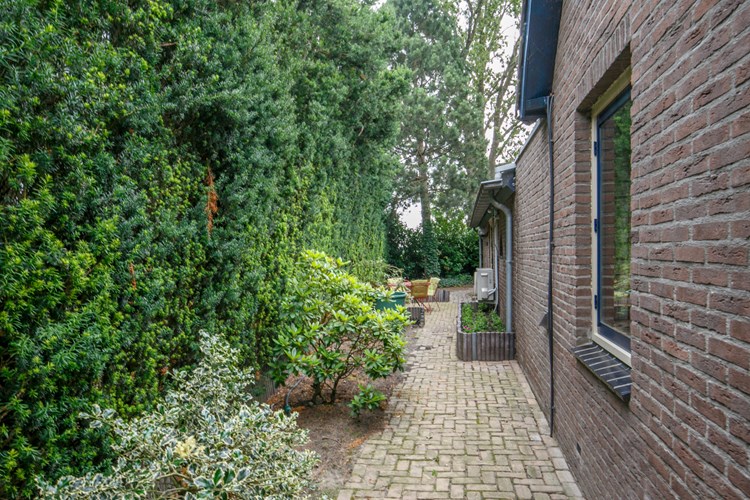 Deze verrassend ruime woning is gelegen op een van de mooiste stekjes in het buitengebied van Wijk en Aalburg. 