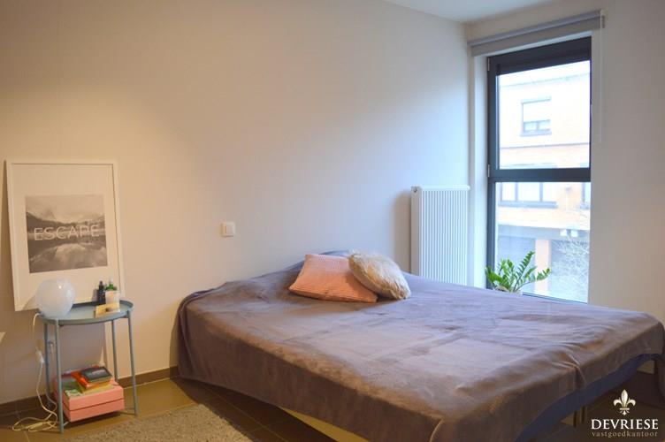 Recent 2 slaapkamer bemeubeld appartement in Kortrijk met garage 