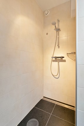 De inloopdouche: geen gedoe met kalkaanslag op douchedeur of beklemmend gevoel in een kleine ruimte!
