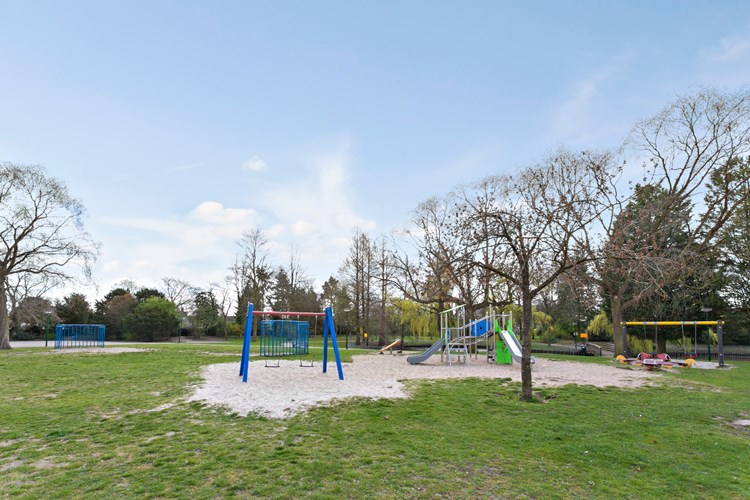 In het park bevindt zich een speelveld met speeltoestellen. 
