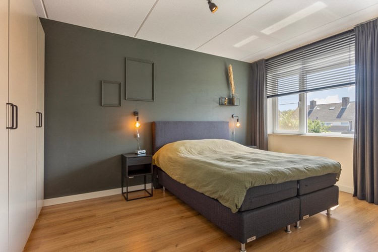Slaapkamer, gelegen aan de achterzijde, met een laminaatvloer, stucwerk wanden en een spuitwerk plafond. Daglicht via een kunststof raamkozijn (draai-/kiep) met HR++ beglazing en een vliegenhor. Met TV-aansluiting.