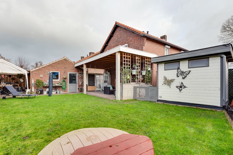 Op de hoek van de staat in de kern van Haelen gelegen vrijstaande geheel gerenoveerde woning met garage en terrasoverkapping. 
