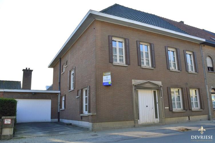 Statige eigendom met 4 slaapkamers, garage en tuin te koop in Bellegem 