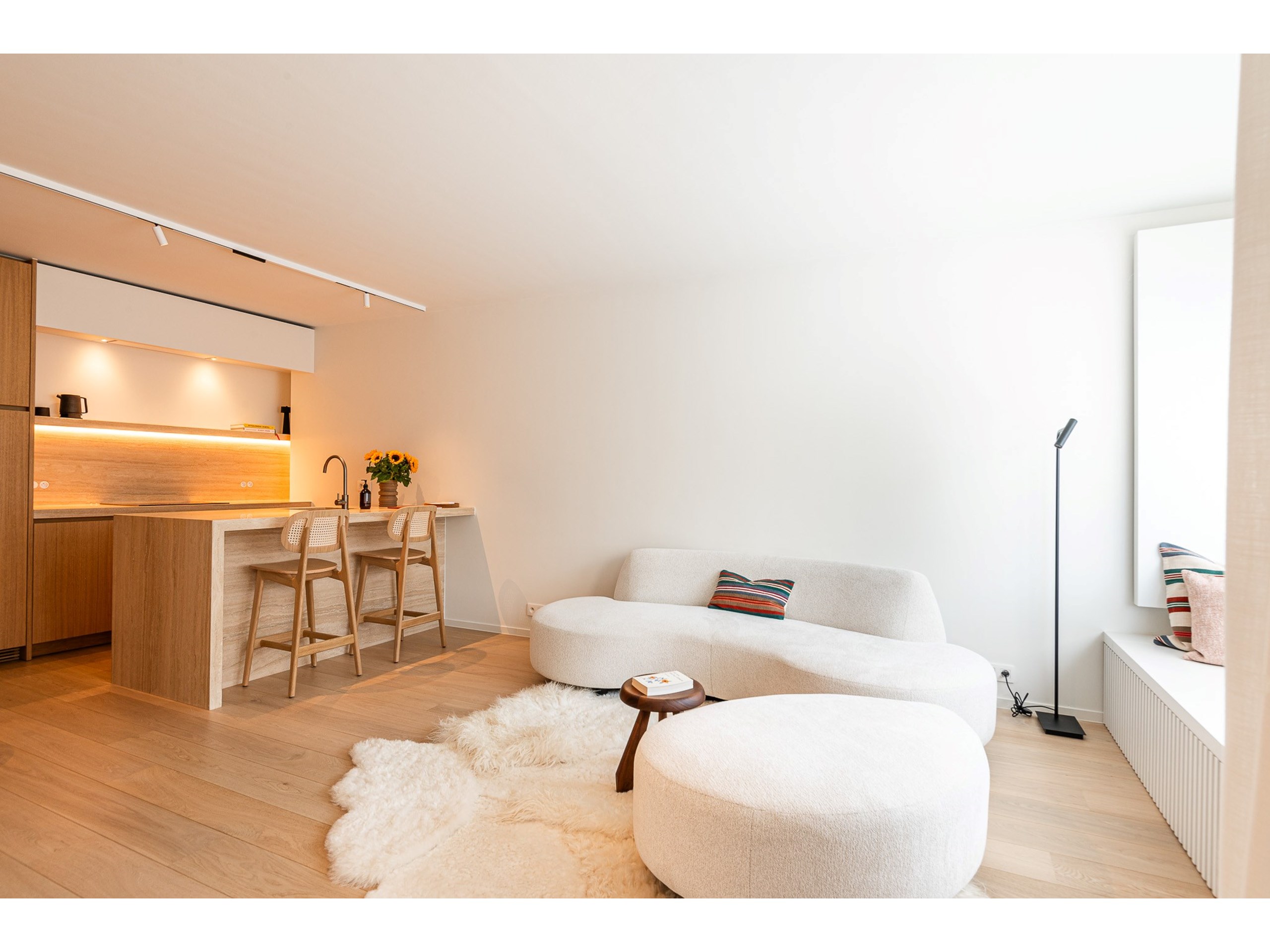 Volledig gerenoveerd appartement afgewerkt met kwalitatieve materialen en met zijdelings zeezicht. 