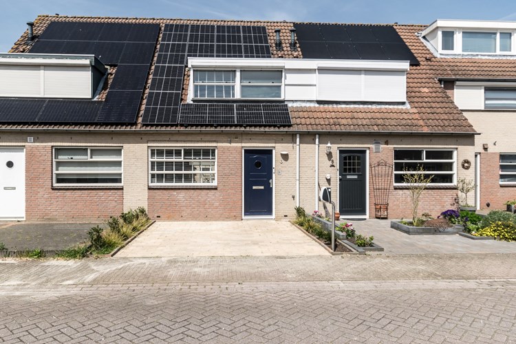 UITGEBOUWDE TUSSENWONING MET VERANDA EN 12 ZONNEPANELEN, RUSTIG GELEGEN IN ENGELEN 