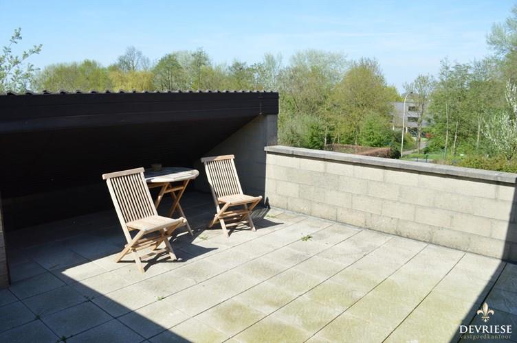 Instapklaar duplexappartement te Kortrijk met garage en ruim zonneterras 