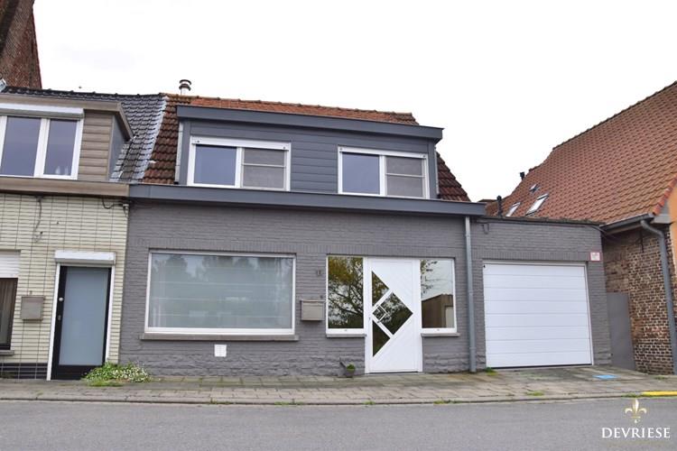 Knusse instapklare woning met 2 slaapkamers, garage en tuin te koop in Wevelgem 