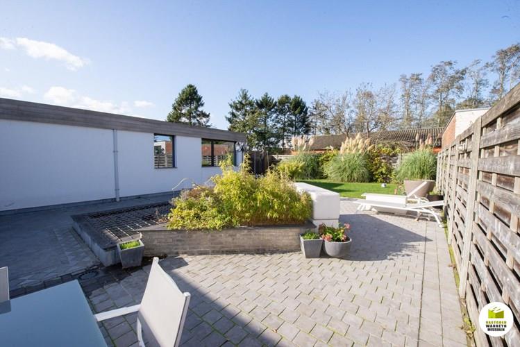 Instapklare gelijkvloerse energiezuinige woning met 3 slaapkamers, grote tuinberging (30 m2) en zongerichte tuin nabij centrum Wingene. 