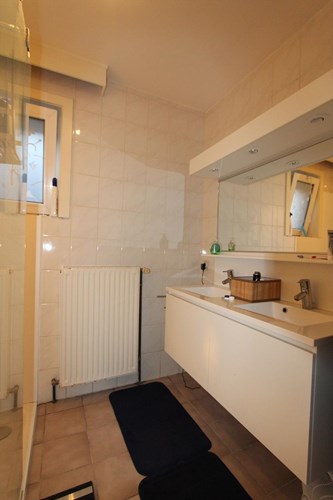 Gelijkvloers appartement met 2 slaapkamers en garage te Handzame 
