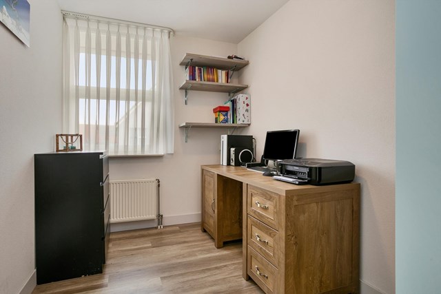 De kleinste slaapkamer is ± 7 m² groot en momenteel in gebruik als werk-/kantoorruimte.